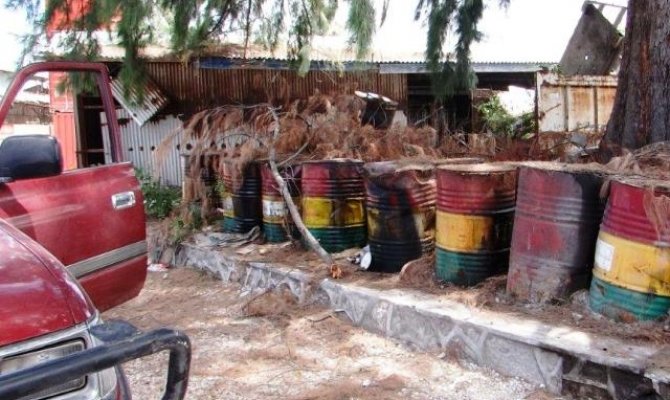 Used_oil1_-_Evidence_of_Used_Oil_Drums_in_Nauru_2.jpg